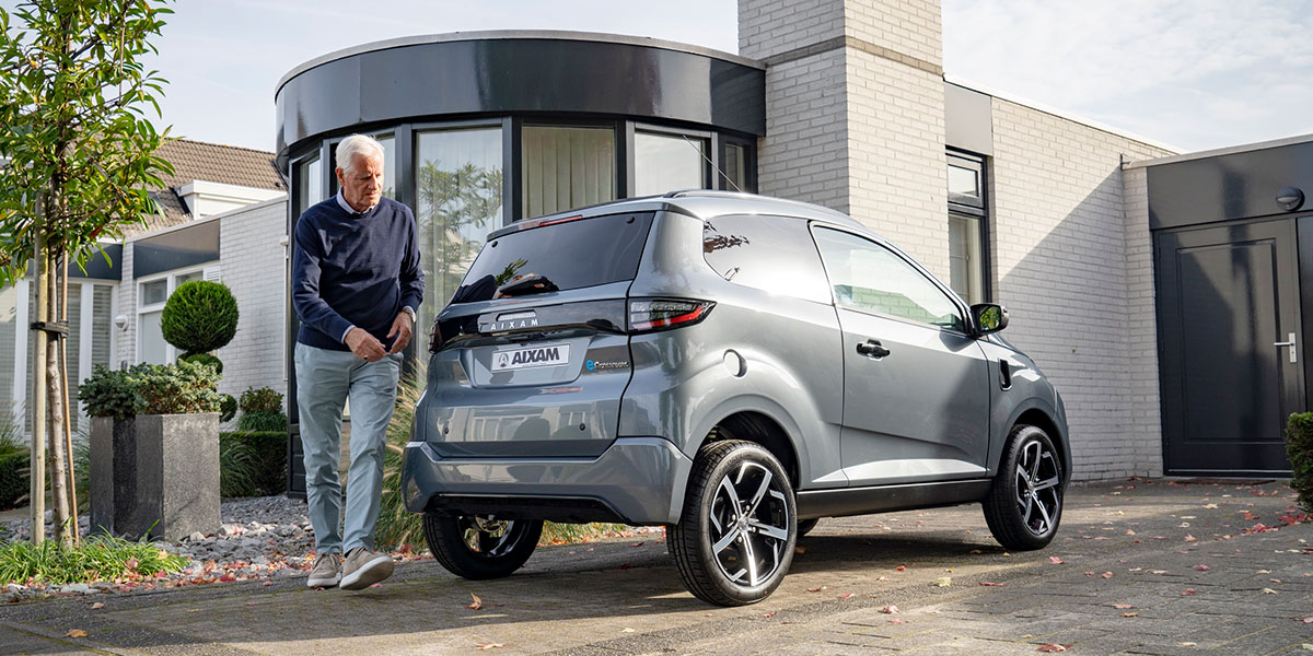 Steck Mitarbeiter berät Seniorin zu Hause über Aixam