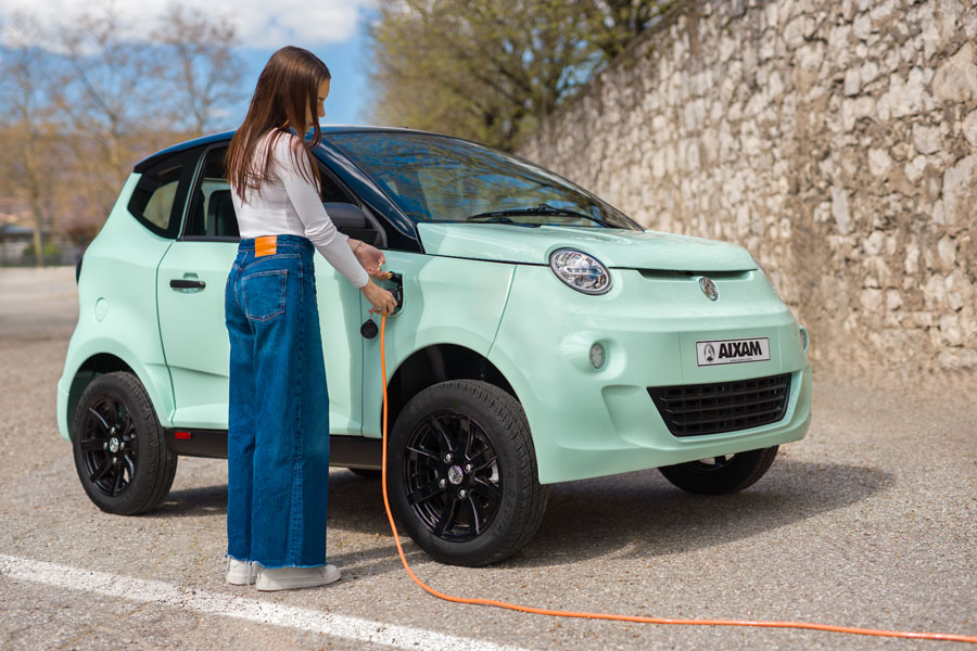 Jugendliche mit dem komplett elektrischen Aixam Easy