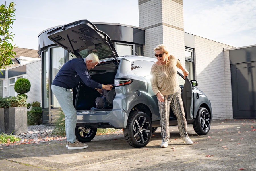 	Seniorin steigt sicher in ihr Aixam Leichtfahrzeug ein