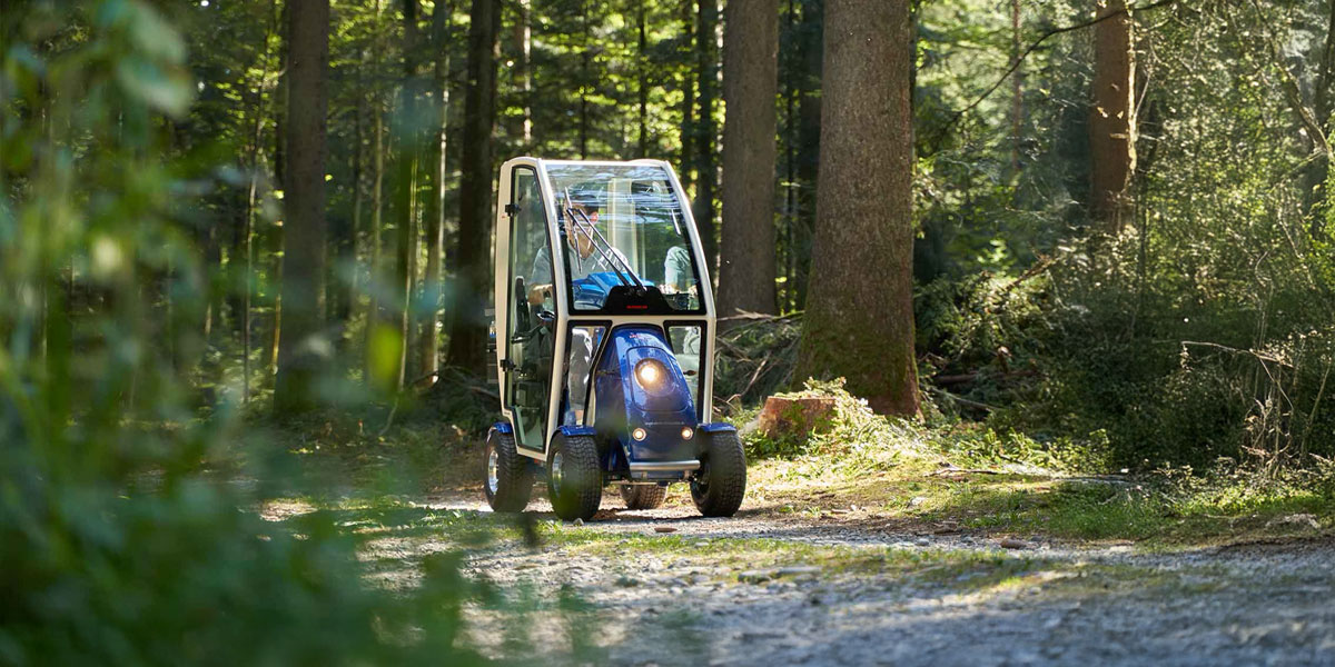 Steck Mitarbeiter berät Seniorin zu Hause über Steck Mobil