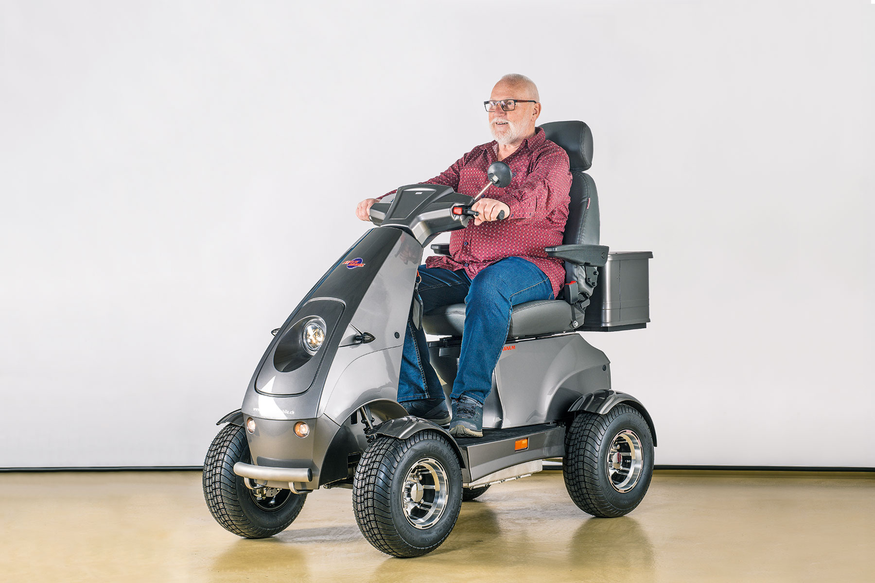 Senior geniesst Selbstständigkeit dank Steck Mobil im Alltag