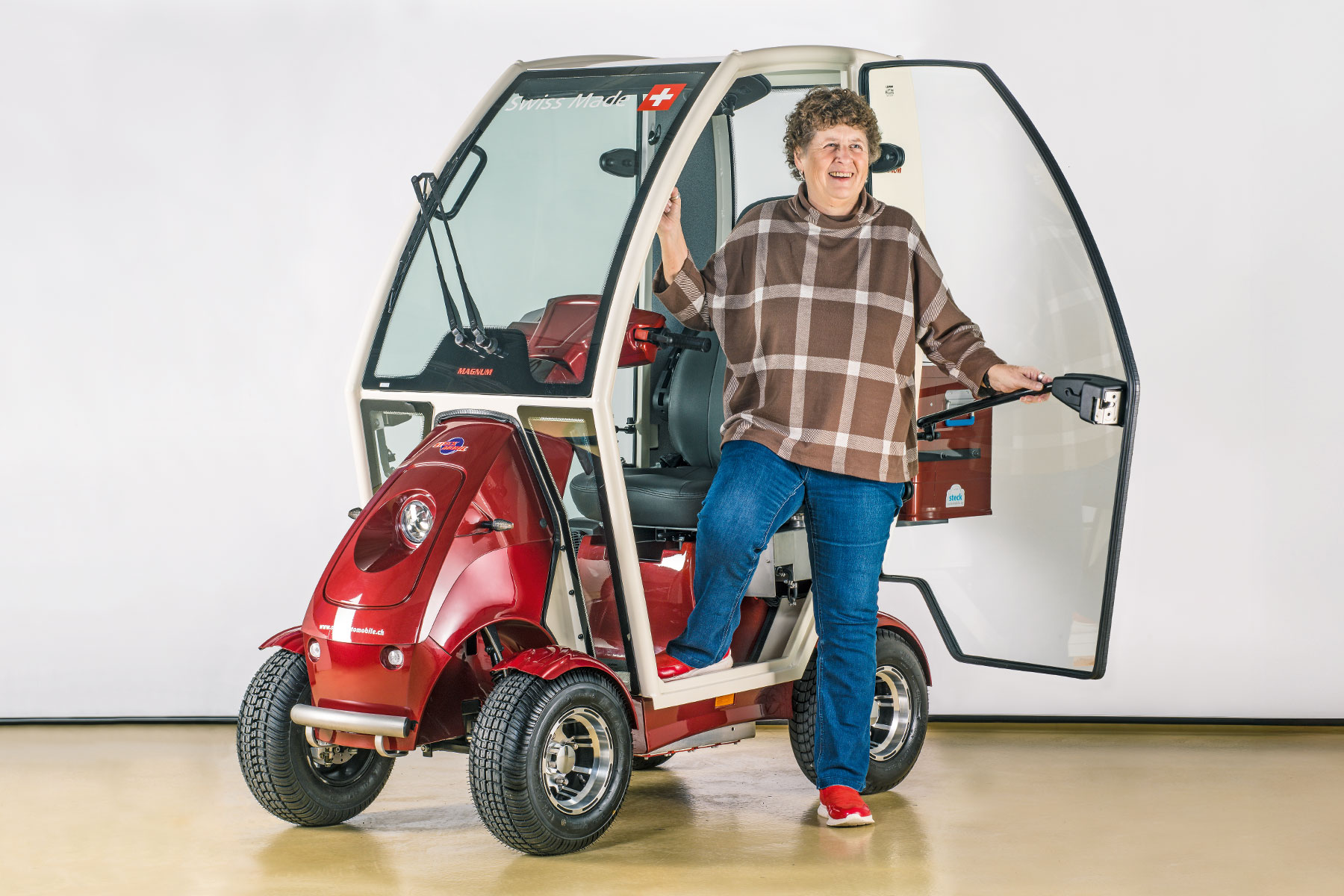 Seniorin fährt selbstständig mit Steck Mobil Elektromobil